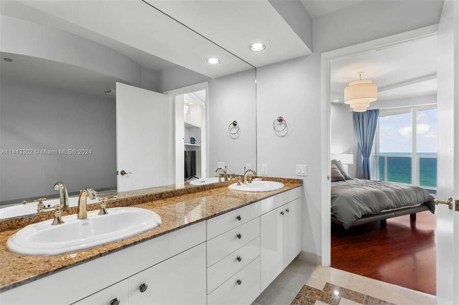 Foto principal - 19111 Collins Ave