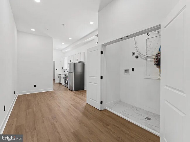 Sala de estar con lavadora/secadora incluida. - 2331 N Front St