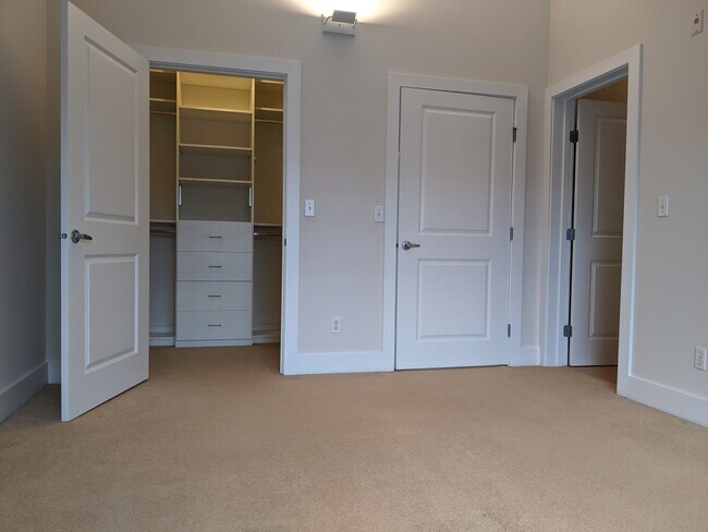 Building Photo - z-053025-Urbane Townhomes