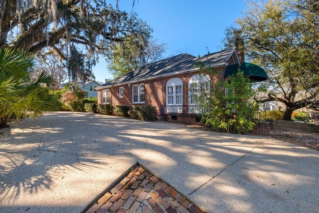 Building Photo - Charming Downtown Brick Home