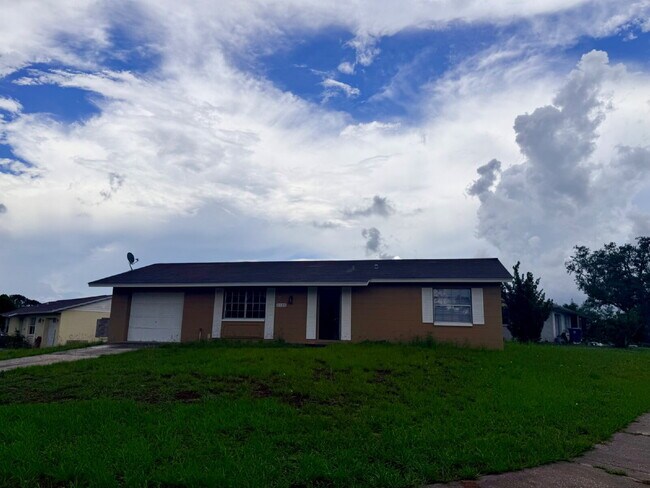 Foto del edificio - 4 Bedroom 1.5 Bathroom House For Rent