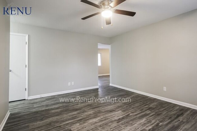 Building Photo - Available Now! Move in promo $350 off firs...