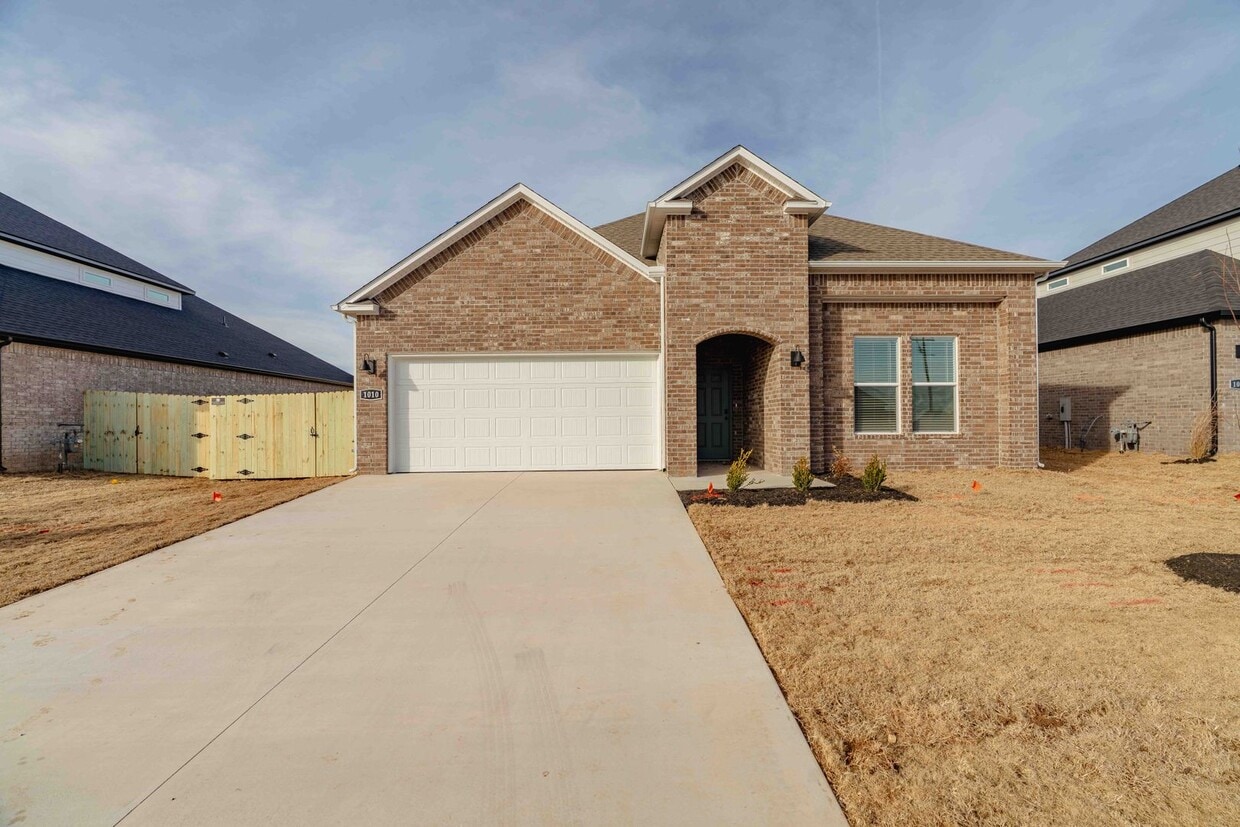 Brand-New Luxurious 4 Bedroom in Bentonville! FENCE INCLUDED! - Brand-New Luxurious 4 Bedroom in Bentonville! FENCE INCLUDED!