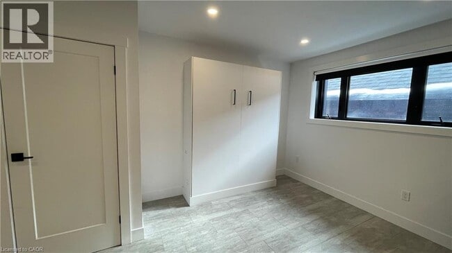 Photo du bâtiment - 284 James St N