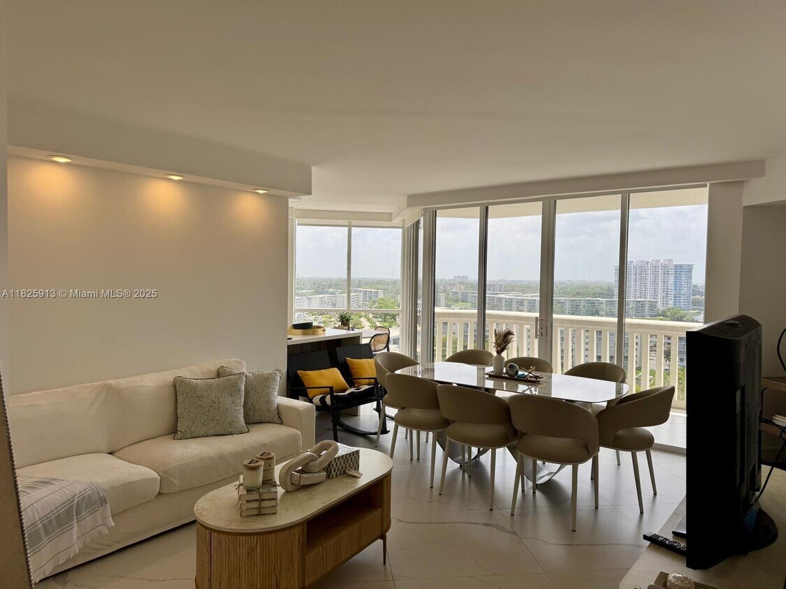 Foto principal - 1000 E Island Blvd
