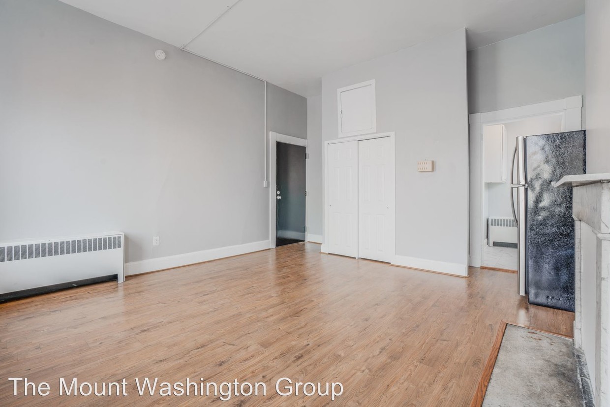 Primary Photo - 10 E Madison St