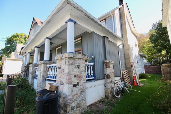 Building Photo - Sussex 3-Family
