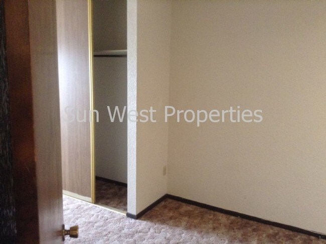 Building Photo - 1080 E Navajo St