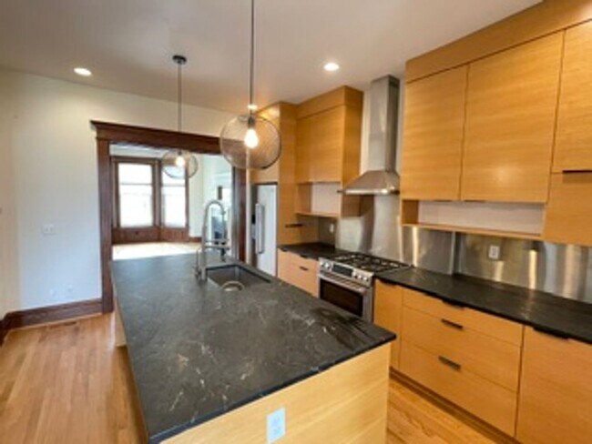 Building Photo - Large tri-level home in excellent condition.  4+ bedrooms, 3.5 bathrooms.