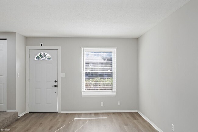 Building Photo - 2 br, 1 bath 4plex - 9424 Reeder Drive