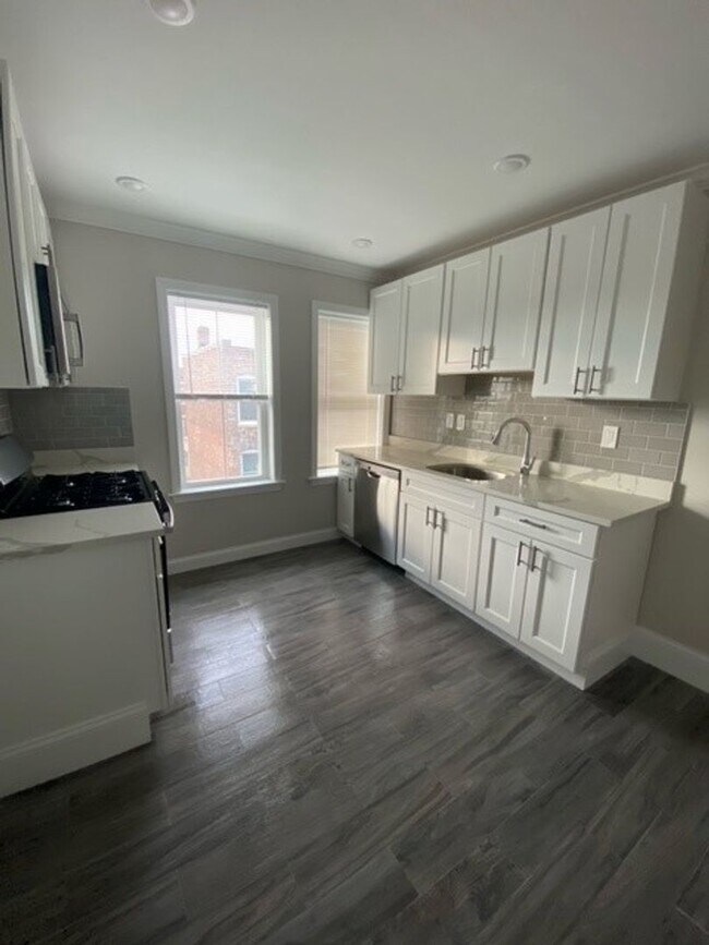 Building Photo - Fantastic Unit, Laundry in Unit, Modern Ap...