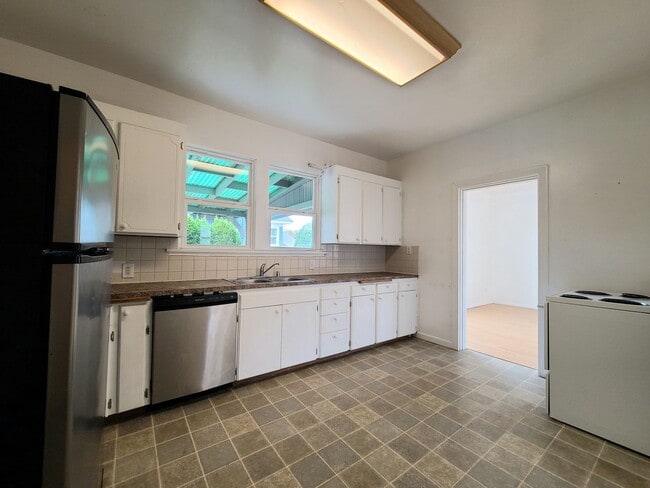 Building Photo - Charming 3 Bed/1.5 Bathroom in North Evere...
