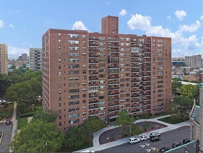 Building Photo - 225 Saint Pauls Ave