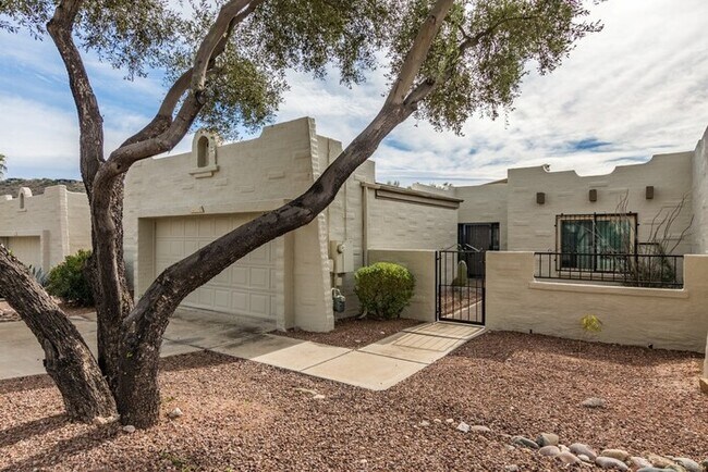 Foto del edificio - Refined Catalina Foothills Living: Carpet-Free 3BD Home with Private Gated Courtyard