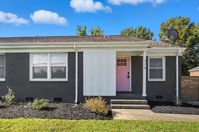 Building Photo - Beautifully Renovated 3-Bedroom with Fence...