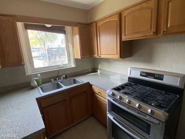 Building Photo - 3 br, 2.5 bath Townhome - 2812 Belmont Ave