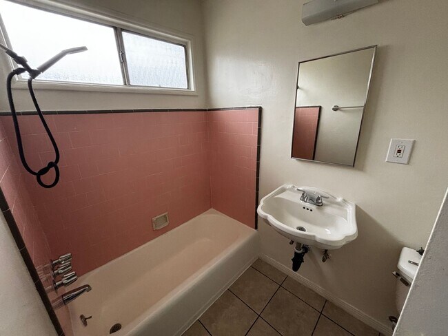 Foto del edificio - 6727 Whitsett Ave