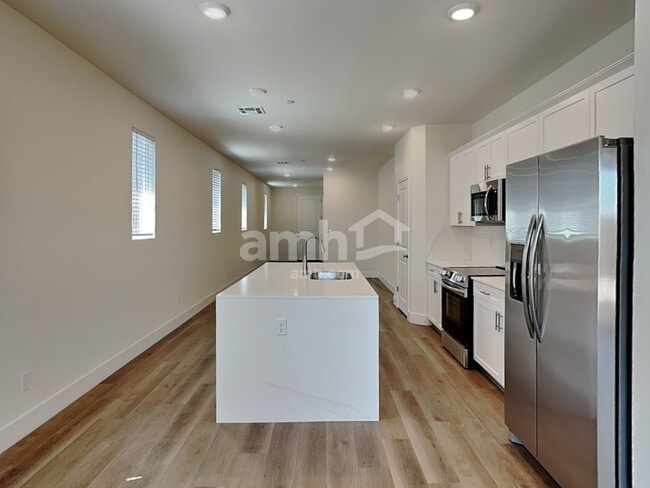 Building Photo - 522 Silverbell Falls Pl