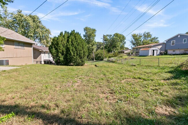 Foto del edificio - Stylish 3-Bed, 2-Bath Renovated Home with Granite Counters, 2-Car Garage & Large Fenced Yard in O...