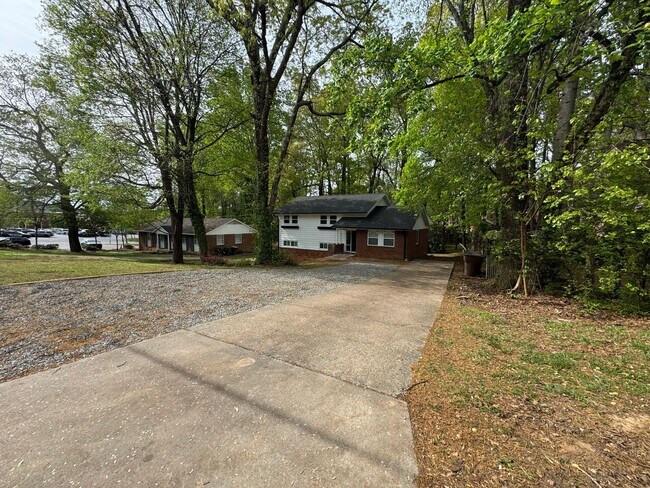 Building Photo - $2,450/month | 4 Bed | 2.5 Bath | 2,046 Sq Ft
