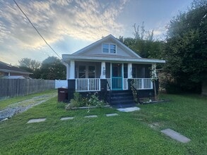 Building Photo - 1525 Hawthorne Dr