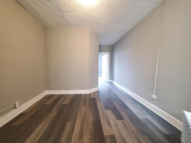 Foto del edificio - 104 Romaine Ave