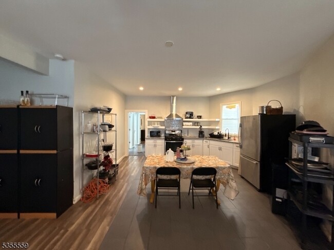 Building Photo - 25 Treacy Ave
