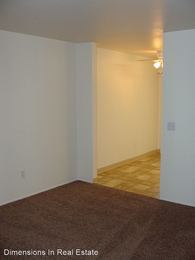 Building Photo - 12325 Lakeshore Dr