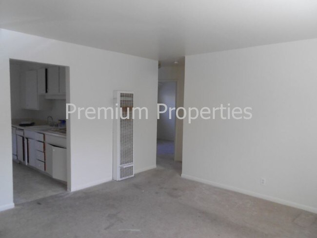 Building Photo - 942 Hough Ave