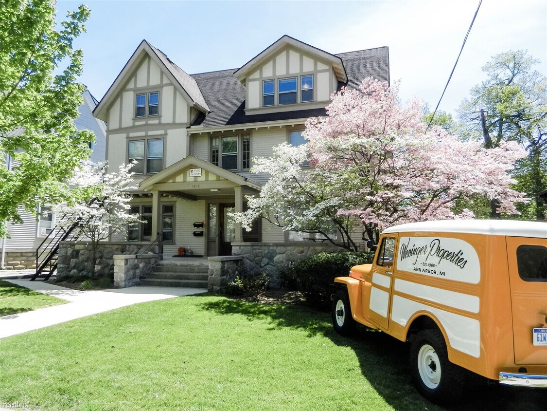 Primary Photo - 8 br, 2 bath Triplex - 1026 Oakland Ave A/B