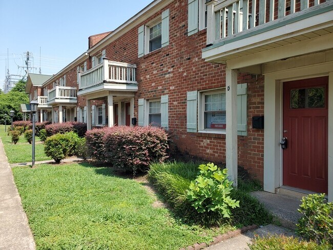 Foto del edificio - 2 Bedroom Townhome walking distance to Plaza Midwood.