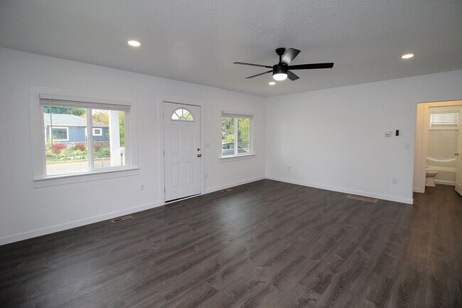 Foto del edificio - Freshly Remodeled 2 Bed/2 Bath Home with D...