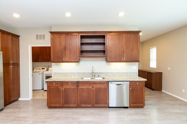 Foto del edificio - 3 Bed 2 Bath in the Eastlake Vistas