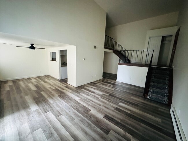 Building Photo - Expansive Bi-Level 3-Bedroom