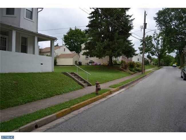 Foto del edificio - 825 Maple Ave