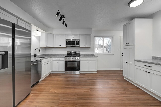 Building Photo - 2930 Northglen Dr