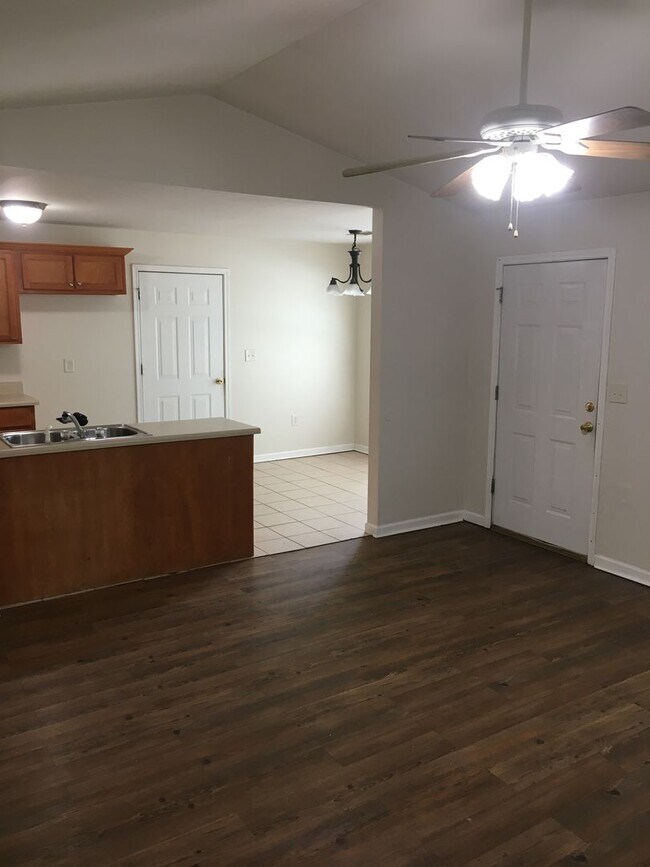 Foto del edificio - 134-136 Melody Ln NW