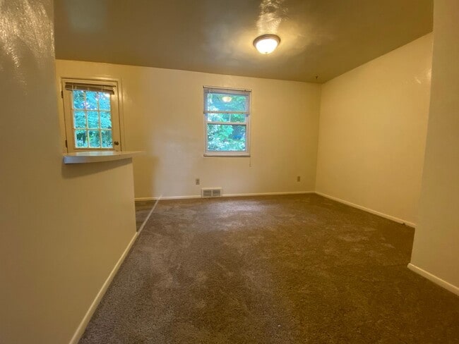 Building Photo - Incredible Two Bedroom Townhouse in Plum! Garage, Yard & More! Call Today!