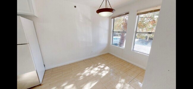 Building Photo - 695 Bristol Dr