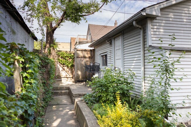 Building Photo - 3022 N Oakley Ave