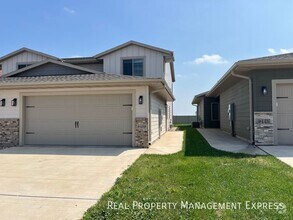 Building Photo - Beautiful 3 Bedroom 1.5 Bathroom Townhome!