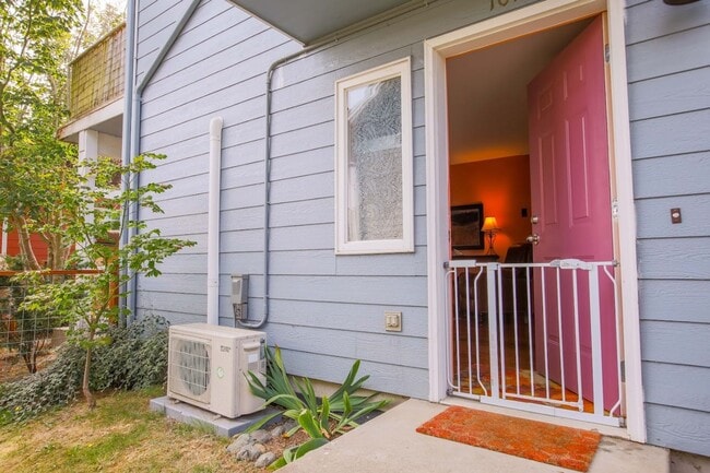 Building Photo - Lovely Langley Condo and Pet Friendly!