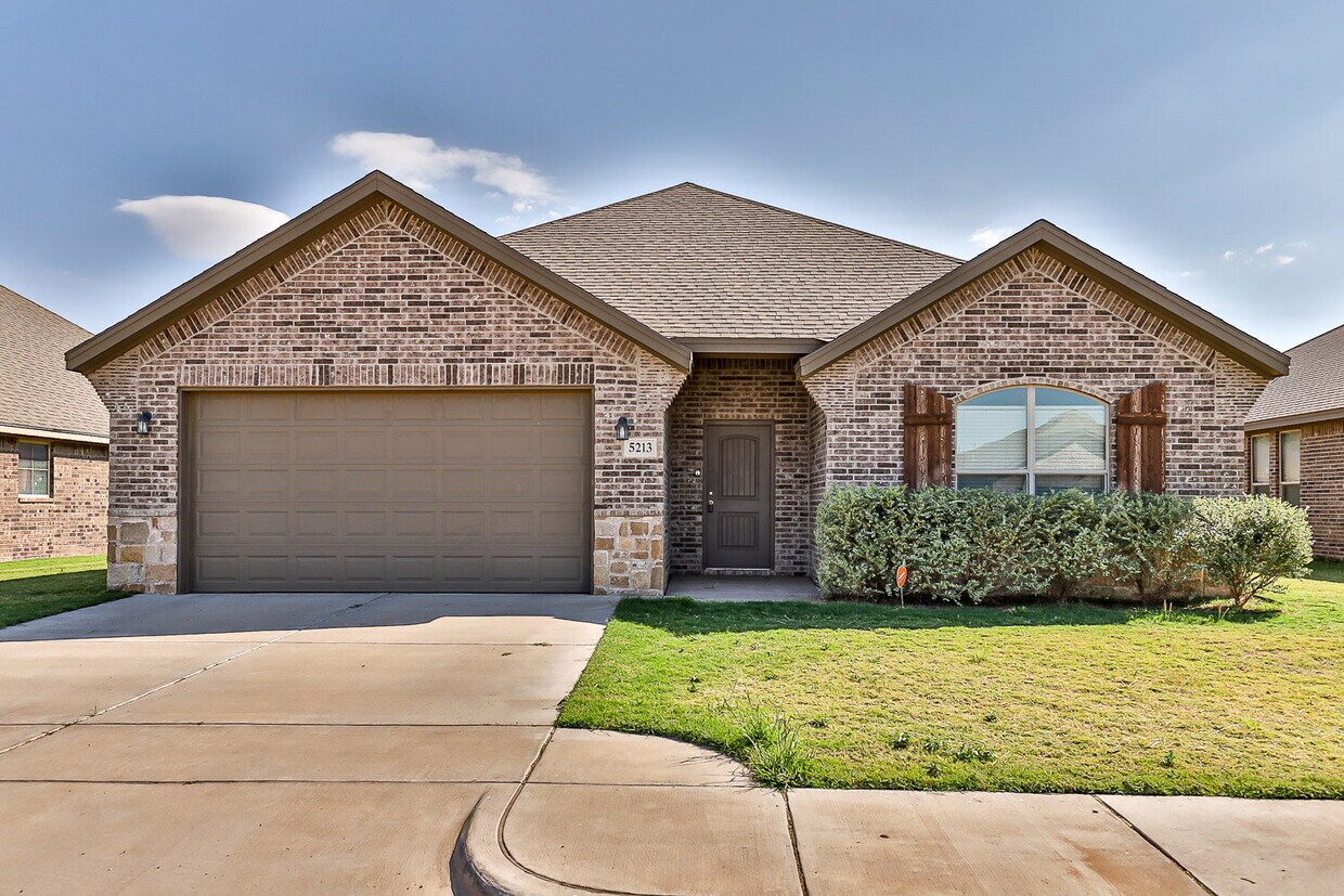 Foto principal - Outstanding 4 Bedroom Home in North Pointe!