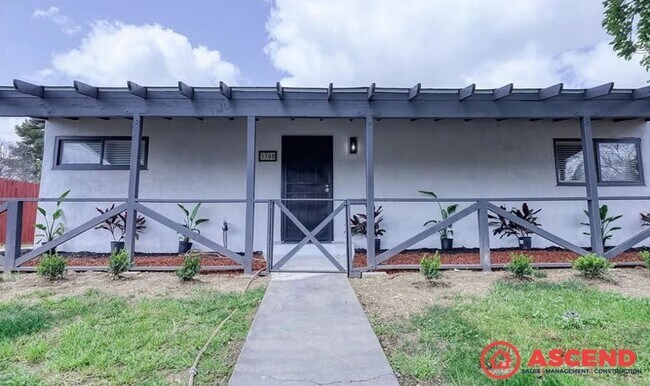 Building Photo - Unique Home Near Bakersfield College!