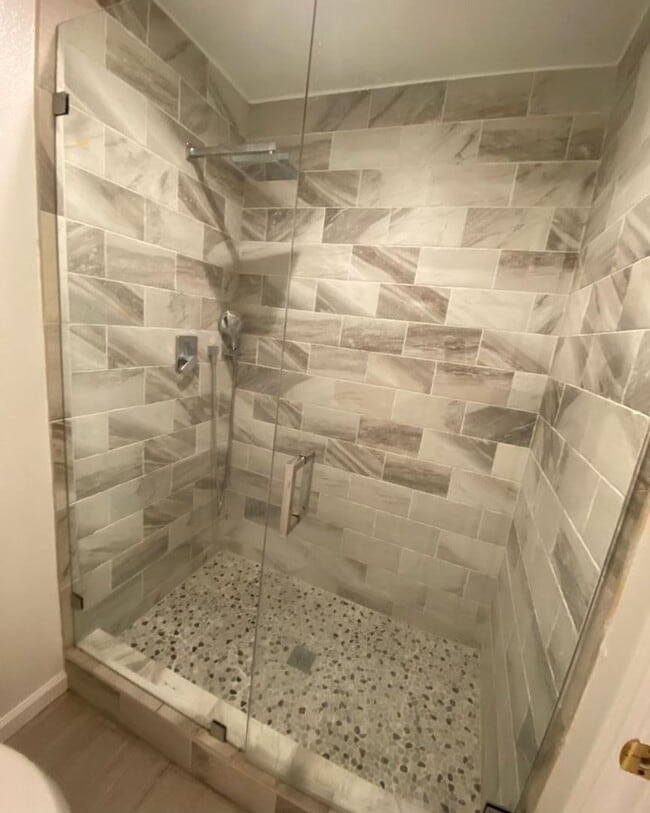 Foto del edificio - Beautifully Renovated 3+2 Creekside Condo ...