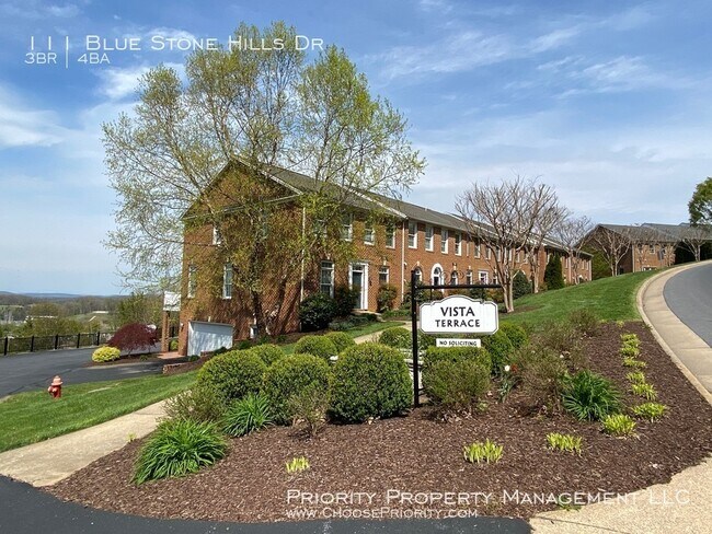 Building Photo - Gorgeous 3 Bed 3.5 Bath End Unit