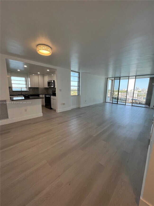 Foto del edificio - 1865 79th Street Causeway