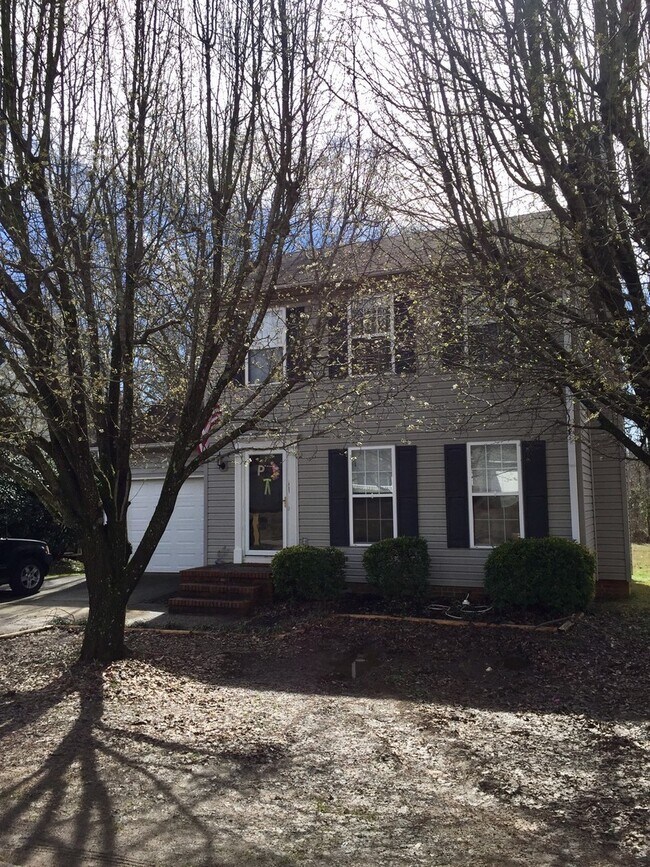 Building Photo - 3 bedroom with garage, great Simpsonville ...