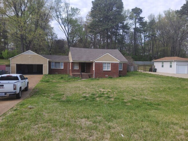 Building Photo - 2714 James Rd