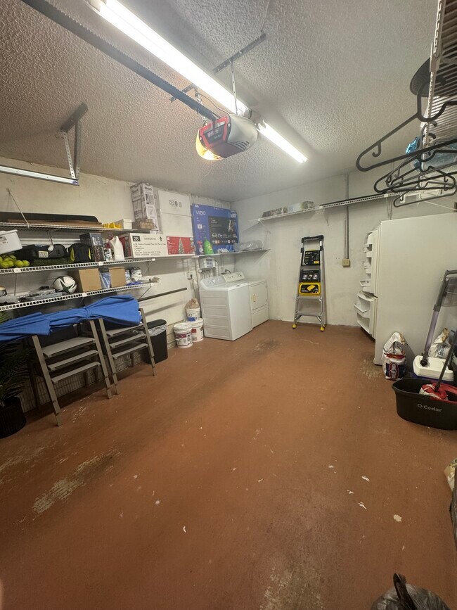 Foto del edificio - 5482 Lakewood Cir S